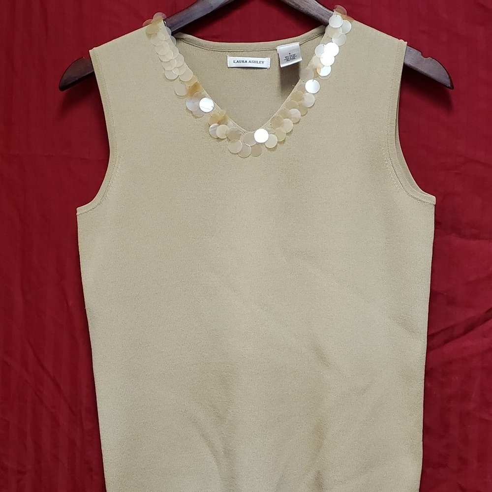 🍁Laura Ashley beige colored knitted sleeveless top.